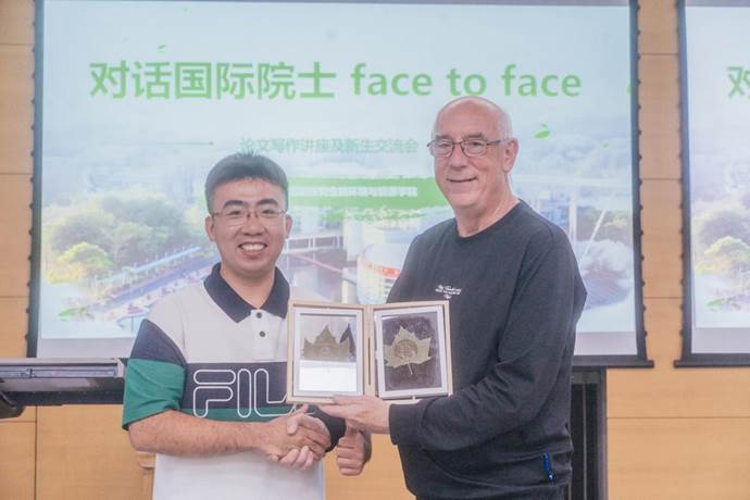 送上纪念品